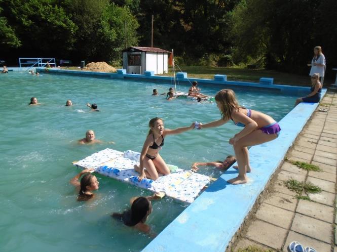 Nejprve jsme soutěžili na plavidlech, kdy jsme museli přepravit zprávu tak, aby byla suchá a uhodnout otázku. Pak jsme si vyráběli náramky.