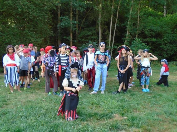 15 Po obědě se vše připravovalo na odpolední velkou výpravu, kde na nás čekalo plnění spousty úkolů. Po poledním klidu jsme vyrazili na cestu. Cesta nebyla dlouhá, ani nijak složitá.