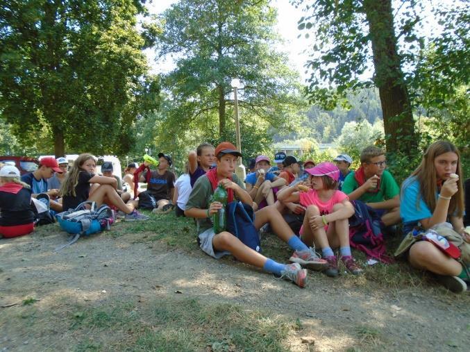 Cesta vedla většinou v lese a přes 16 brodů. V půl dvanácté jsme byli na místě.