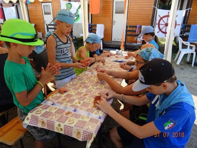 20 Po večeři jsme nachystali vše pro pečení topinek a vuřtů.