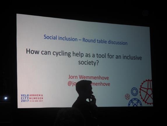 3. Sociální inkluze Vedle všech fyzických, environmentálních a ekonomických přínosů má cyklistická doprava i silný sociální dopad, protože v městských oblastech se jí nejvíc daří začleňovat různé