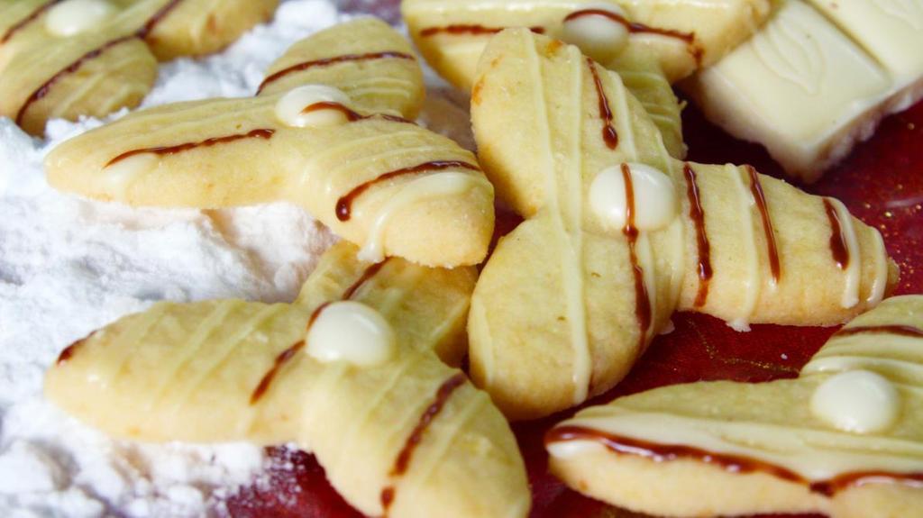 Křehké sušenky Ingredience 150 g hladké mouky 100 g jemného bramborového škrobu 70 g moučkového cukru 200 g másla nebo tuku 1 lžíce mléka