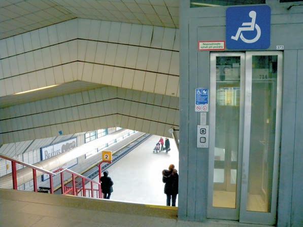 Přepravní špička ve stanici metra Muzeum na lince C Nový bezpečnostní prvek ve stanicích metra svítící modrý pruh Podle výsledků Komplexního přepravního průzkumu metra z listopadu 2008 jsou