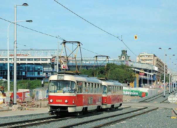 Z toho na vlastním tělese (na zvýšeném tramvajovém pásu v komunikacích a na některých místech i v samostatných trasách vedených mimo komunikace) bylo 52 % tratí.