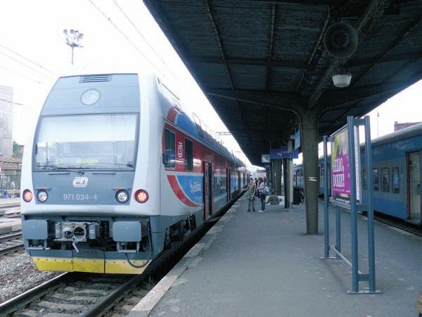 3 Souprava linky S7 ve stanici Praha-Radotín Linka S9 na v roce 2009 rekonstruovaném úseku