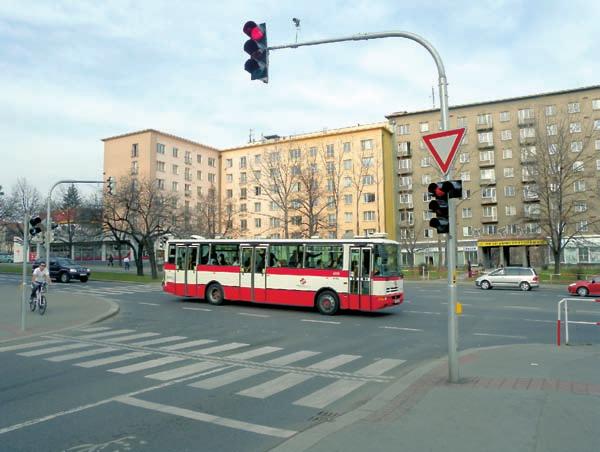 4 Pasivně jsou autobusy detekovány ve vyhrazeném jízdním pruhu klasickou vozidlovou smyčkou nebo videodetekcí s funkcí výzvové smyčky.