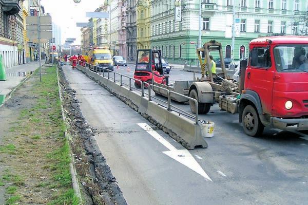 Ve snaze zlepšit hlukové poměry bylo zrušeno vyznačení ulice 5. května jako silnice pro motorová vozidla a podle usnesení Rady HMP č. 1306 ze dne 15.9.