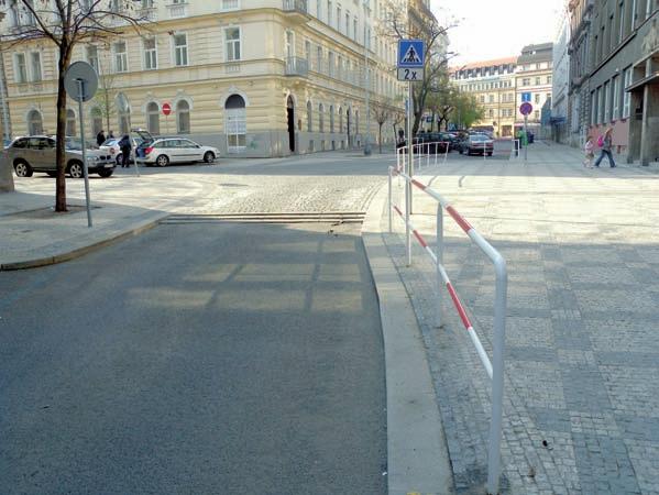 Dlouhý zpomalovací práh integrovaný s přechodem pro chodce na křižovatce Radimova Ve Střešovičkách Stavební náklady 2,7 mil.