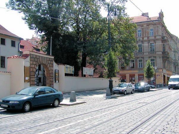 Problémem je však poměrně vysoká cena za stání vozidla (ve srovnání s prakticky bezplatným stáním pro rezidenty na veřejných komunikacích), která dosahuje částky několika tisíc Kč za 1 měsíc (např.