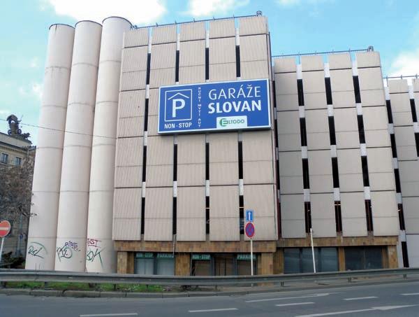 Změna využití původně bytových objektů a jednotek na kanceláře a komerční zařízení, zejména hotely a penziony, s sebou přináší i tlak investorů na výstavbu garážových a parkovacích stání pro osobní