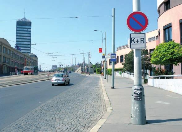 7 systému P+R. Doba, kdy je možno zde za měsíční poplatek ponechat odstavené vozidlo je stanovena mezi 17:30 h a 7: