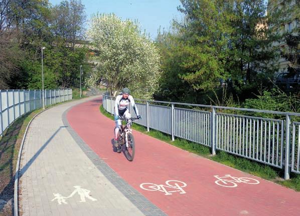 Dopravní režim střídá stezku pro chodce a cyklisty smíšenou a oddělenou, což vychází z šířkových možností a předpokládaného provozu (např. v oblasti plánovaného dětského hřiště).