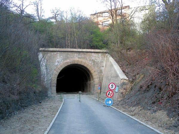 Vyhrazený jízdní pruh pro cyklisty směr centrum v délce 830 m je veden od křižovatky Želivského x Vinohradská k metru Flora.