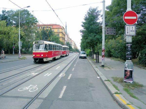 Pruh je vyznačen vodorovným a svislým dopravním značením. Zákaz vjezdu ostatních motorových vozidel do vyhrazeného pruhu bývá často časově omezen do špičkových období pracovních dnů.