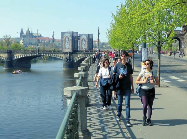 prostředkem. Chůze je základní, levný a k životnímu prostředí šetrný způsob dopravy. Má nejen funkci přepravní (přemísťovací), ale též rekreační a společenskou.