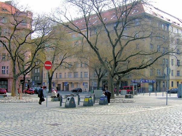 Nové chodníky v ulici Trojské v Praze 7 a na křižovatce ulic Pod Jankovem a U mezníku v Praze 22 Opravy chodníků se prováděly jako akce souvislé a běžné údržby (např. Vinohradská, Legerova, nám.