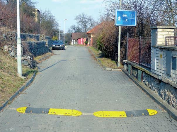 Kč) byly rekonstrukce chodníků v ulicích Jeremenkova, pplk. Sochora, Ruská a Za Pohořelcem. Dále probíhaly úpravy bezbariérových přechodů, na které bylo v roce 2009 určeno 10,8 mil. Kč.
