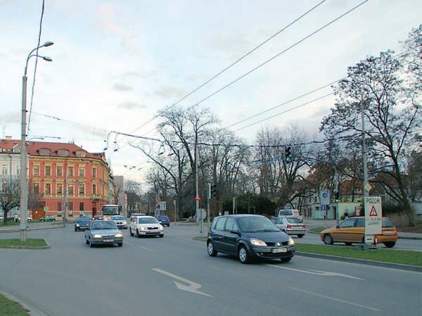 ) 1,249 10,507 11,9 Počet motorových vozidel (tis.) 914 5 945 15,4 z toho osobní automobily (tis.