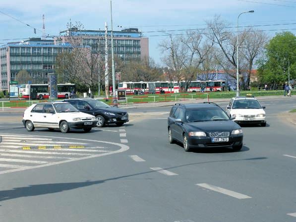 obyvatel) 732 566 - (obyvatel na 1 motorové vozidlo) 1,4 1,8 - Stupeň automobilizace (osob. automobilů na tis.