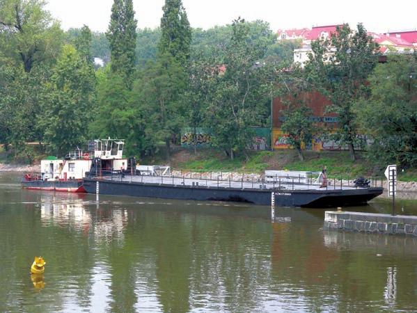 11 Vývoj objemu přepraveného zboží plavebními komorami v Praze v letech 1997 2009 (přepravené zboží v t/rok) Rok Plavební komory Modřany Smíchov Mánes Štvanice Podbaba 1997 206 921 234 537 2 363 232