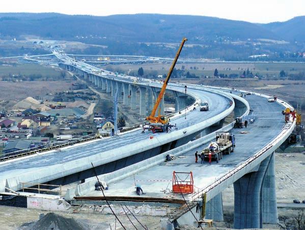 12 Na stavbě 513, která začíná napojením na stavbu 512 v mimoúrovňové křižovatce s výhledovou dálnicí D3 a silnicí II/101 u obce Jesenice a končí rozsáhlou mimoúrovňovou křižovatkou Strakonická u