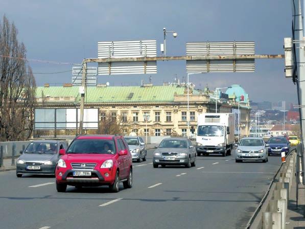 2 AUTOMOBILOVÁ DOPRAVA 2.1 Vývoj motorizace a automobilizace Celkový počet motorových vozidel registrovaných na území Prahy se výrazně zvyšoval až do roku 1999, poté se nárůst zpomalil.