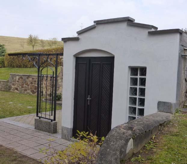 Tento prostor se stavbou sklípku je zcela vetknut do svahu a tvoří tak současně dostatečně mohutnou opěrnou zeď - viz obr.