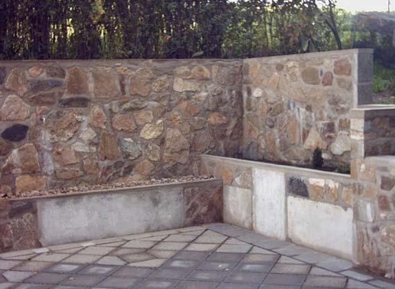 červenými dlaždicemi 30 x 30 cm z lisovaného betonu. Konstrukce sklípku, jakož i rozměry spojené s výše uvedeným popisem pergoly, jsou v příloze č. 4.
