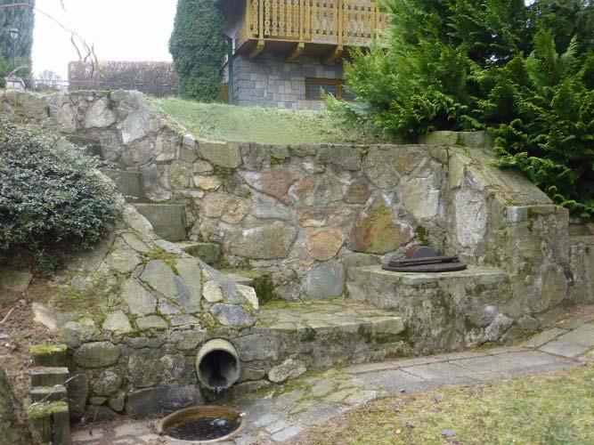 svahu působící širší vzpěrná zídka, mezi nimiž je pak rovněž v kamenném