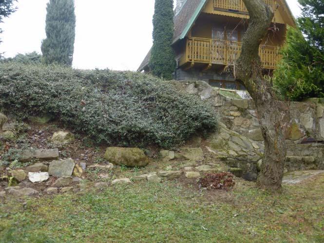 Toto řešení se schodištěm a příčnou kamennou vzpěrou u záchytné jímky