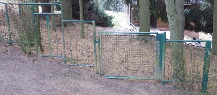 sousedním pozemkem v zadní traktu, na který navazuje příhradová plotová konstrukce, kterou zachycuje dvojice snímků níže.