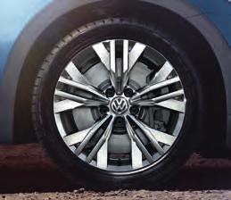 Exteriér & Kola 01 Záruka dokonalého projevu: Čelní partie vozu Passat Alltrack zaujme integrovaným nápisem Alltrack se vzhledem ušlechtilé oceli na mřížce chladiče a kryty vnějších zpětných zrcátek