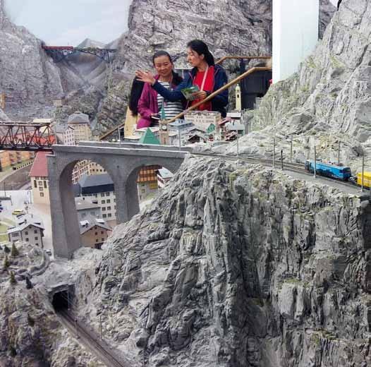 c e s t o p i s Miniatur Wunderland: Cesta do země divů v měřítku 1:87 Superlativy obvykle šetřím. Nejsem skeptik, spíše realista.
