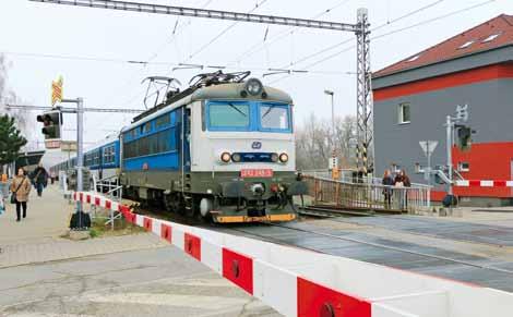 jeřáby panely vážila 250 tun, parní lokomotiva s tendrem pak 170 tun.