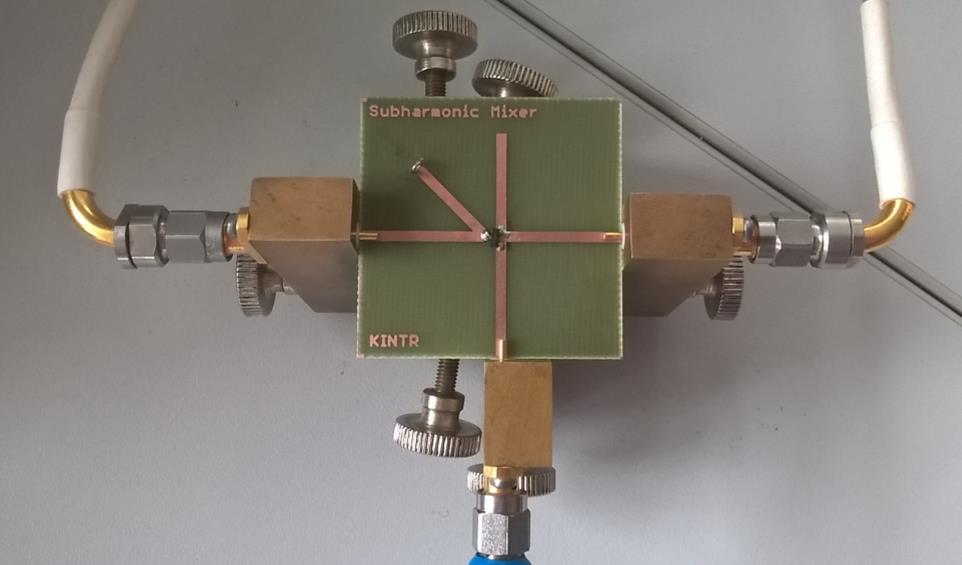4 MĚŘENÍ A OBTIMALIZACE SUBHARMONICKÉHO SMĚŠOVAČE 4.1.1 Proměření směšovače Již vyrobený subarmonický směšovač je zobrazen na obr. 4.1, kde je výrobek upevněn v měřící kostce.