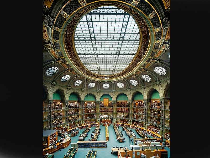 Francie v době revoluce Francie v době revoluce prostředky na správu knihoven a platy knihovníků ze státní pokladny budování knihoven v regionech katalogizační instrukce přejmenování Královské