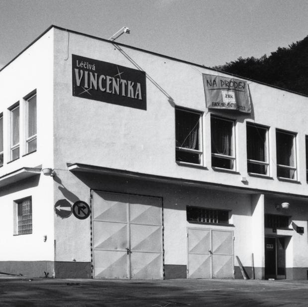 1988 Prohlubování vrtů luhačovických pramenů. Do této doby plytké vrty-studny (cca do 8 m), byly z důvodů kontaminace zdrojů nahrazovány hlubokými vrty (30 50m).