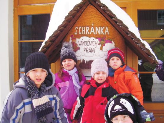 Celkem 34 úèastníkù ve vìku 2 až 11 let spolu se svými uèitelkami a asistentem bylo ubytováno v penzionu Medard ve dvou, tøí, ètyø a