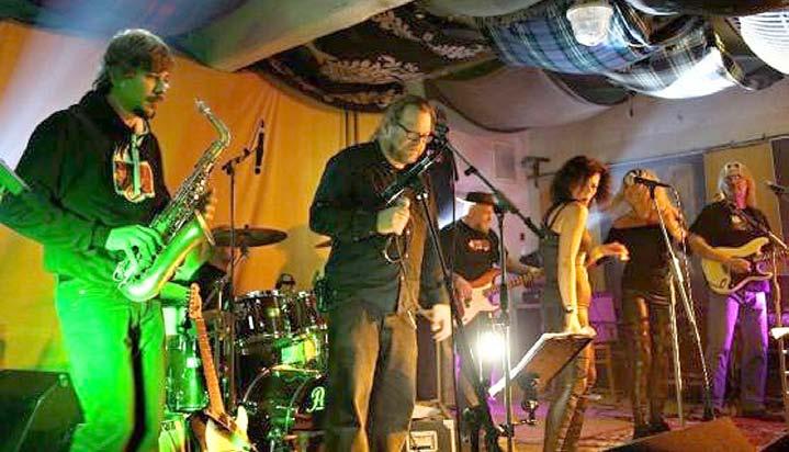 Hle hle támhle v PSO 23 Eden zažil další hudební parádu v podání Hudby Praha bandu V undergroundovém klubu Eden v Broumově v sobotu 18. listopadu vystoupila kapela Hudba Praha band.