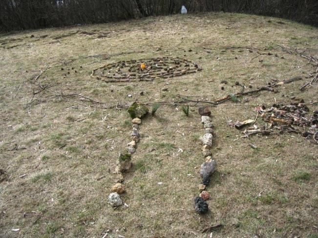 formou instalací v přírodě, jednalo se o skupinovou práci žáků druhé třídy.