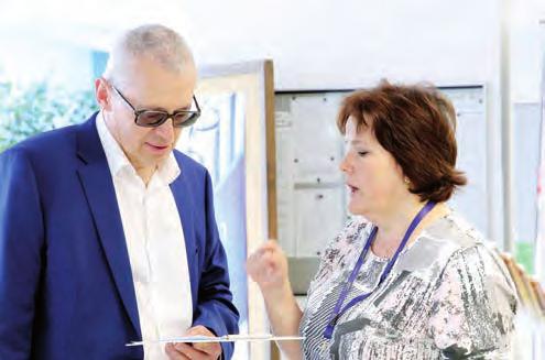kolegy, kteří říkali, že se jedná o degradaci vědy. Musím ale přiznat, že jsem byla velmi mile překvapená. Přišla jsem do posluchárny v průběhu vystoupení jednoho ze soutěžících studentů.