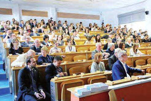 Posléze jsem pochopila, že to byla součást vystoupení soutěžícího studenta, který názorně ukazoval problém člověka po operaci ruky, která vedla k poškození inervace svalů, a navrhoval jiný přístup s