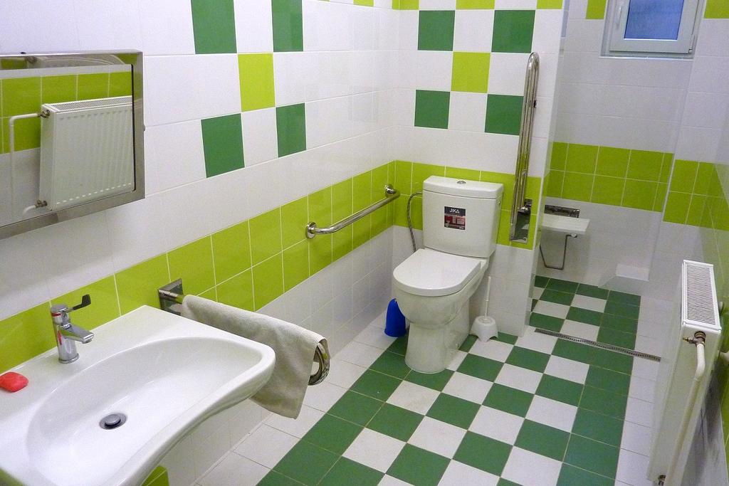 VI. SOCIÁLNÍ PODMÍNKY V Domově potoky je celkem 6 pokojů, které jsou rozmístěny v jednotlivých podlažích obou budov. Některé pokoje jsou vybaveny vlastní koupelnou se sprchovým koutem.