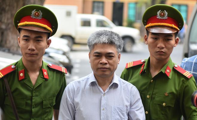 Bývalý šéf OceanBank dostal trest smrti Bývalý generální ředitel velké vietnamské banky OceanBank Nguyen Xuan Son byl shledán vinným ze zpronevěry, zneužití moci a špatného ekonomického vedení.