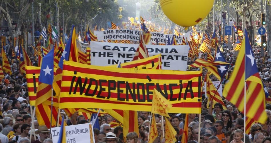 Politika a veřejná správa Krize ve Španělsku Katalánsko chce nezávislost Ve Španělsku probíhalo referendum o nezávislosti Katalánska, které zvýšilo napětí mezi Barcelonou a Madridem víc, než se