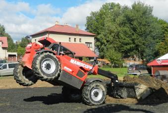 V pátek 27. září 2013 se žáci šestých tříd zúčastnili výstavy zemědělské techniky ve firmě Moreau Agri v Maršovicích.