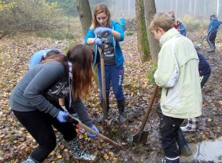 Chtěla bych poděkovat paní Doležalové z CHKO Žďárské vrchy a panu Blažkovi ze Sdružení Krajina za výbornou spolupráci a panu Vopršalovi za připravené opékáčky i dřevo na oheň.