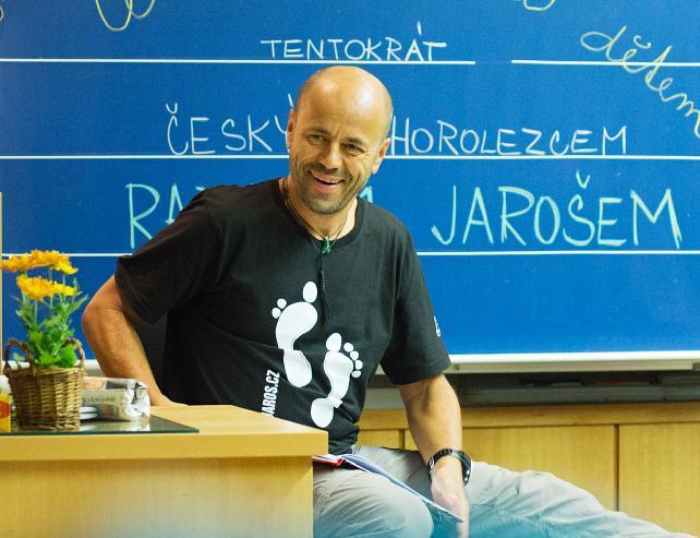 V pátek 1. listopadu 2013 se konalo ve 2.A letošní první podvečerní čtení v rámci projektu Celé Česko čte dětem. Tentokrát naše pozvání přijal český horolezec Radek Jaroš.