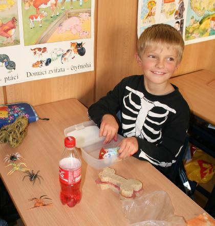 STRAŠIDELNÉ VYUČOVÁNÍ Opět po roce usedli 31. října 2013 ve 2.A do lavic strašidla, upíři, čarodějnice a další tajemné bytosti.
