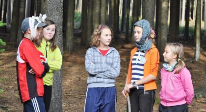 hrát pohádky. Tak jsme se rozdělili na skupiny, dostali jsme papírek se jménem pohádky a šli cvičit. Jen tak tak jsme to stihli a šli jsme sbírat dřevo na táborák.